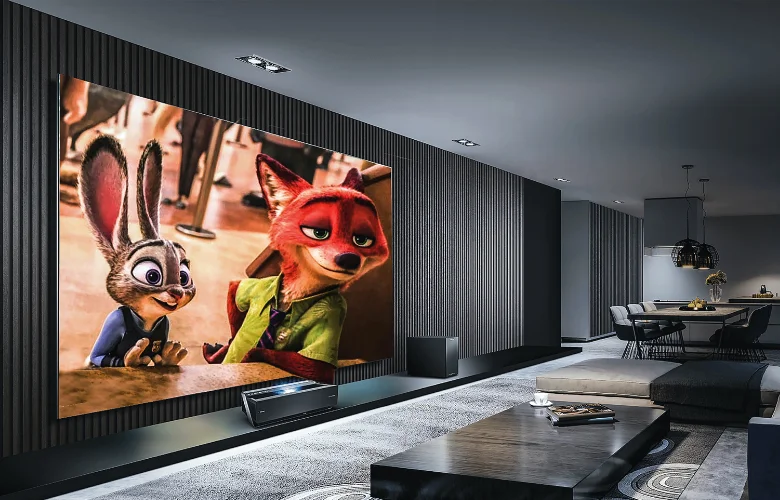 Sala escura com filme projetado na parede, sofá e pipoca